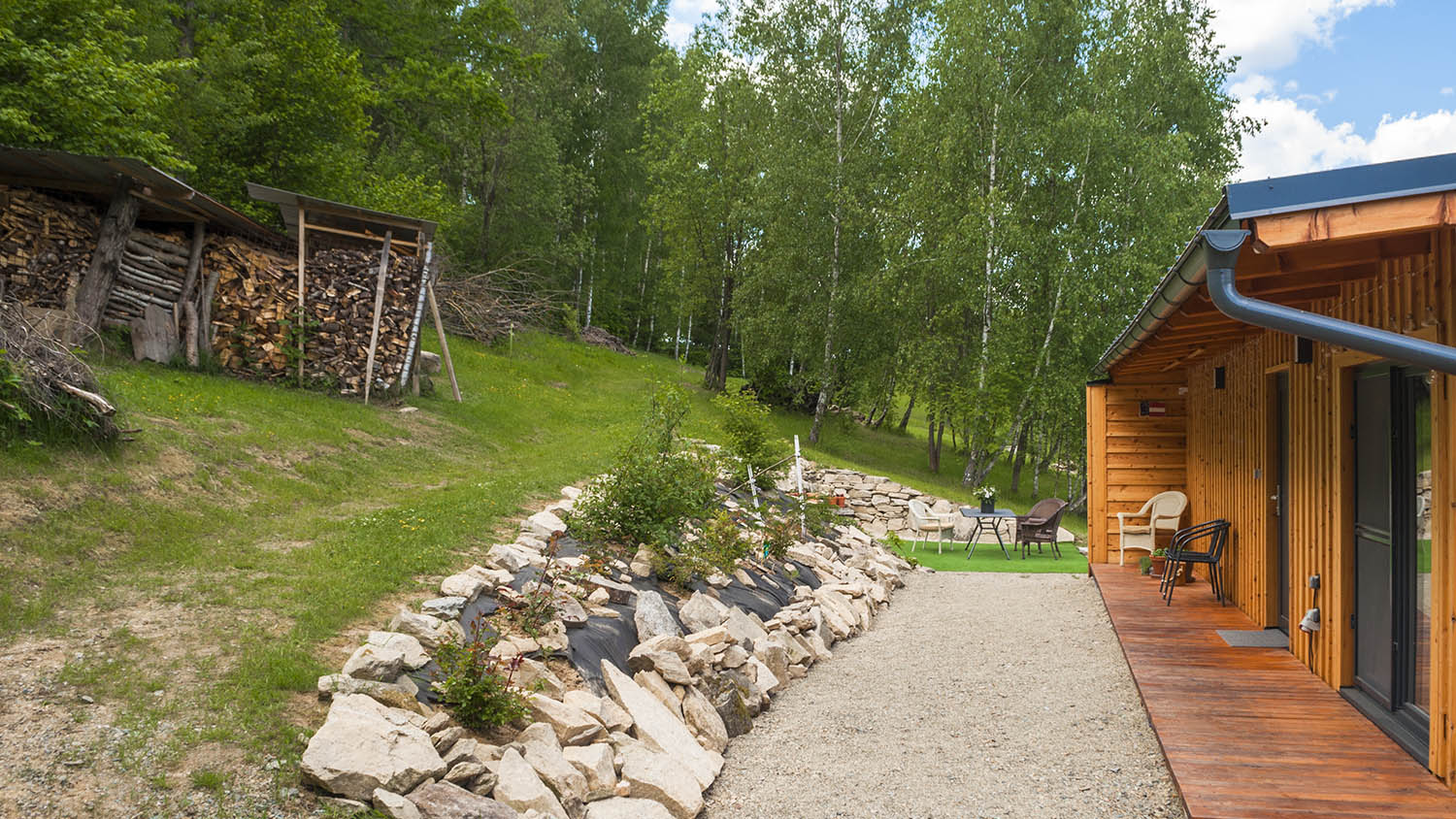Pozemek - zapadni pohled od drevostavby