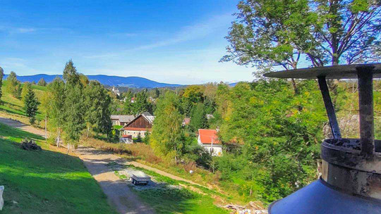 Pohled ze strechy drevostavby