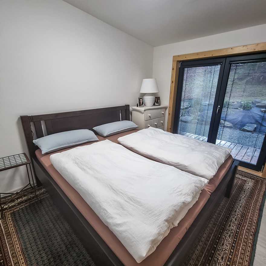 Loznicove balkonove dvere vedou do zahrady