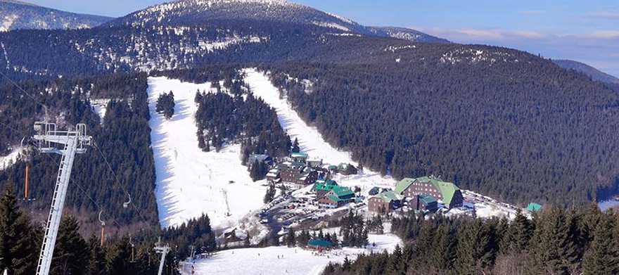 Jeden ze ski arealu v okoli nemovitosti